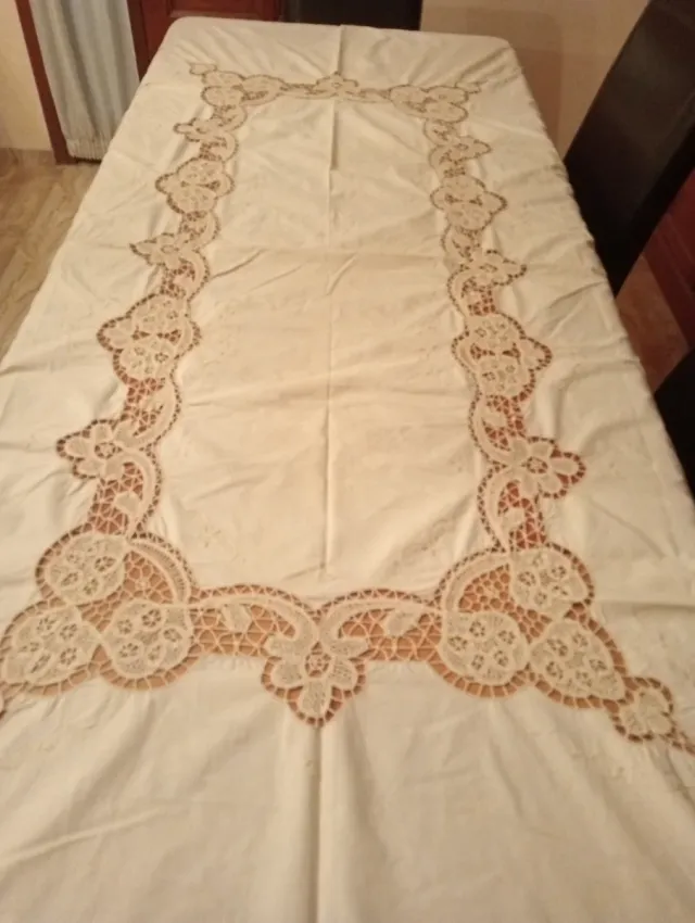 Mantel de lino bordado a mano y burano vintage