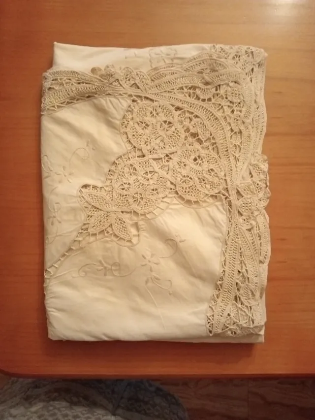 Mantel de lino bordado a mano y burano vintage