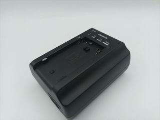 Cargador Canon CG-940 + Cable