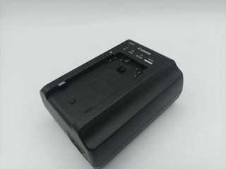 Cargador Canon CG-940 + Cable