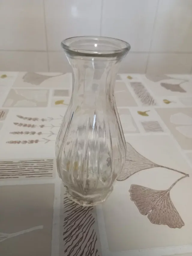 Piccolo vaso in vetro trasparente