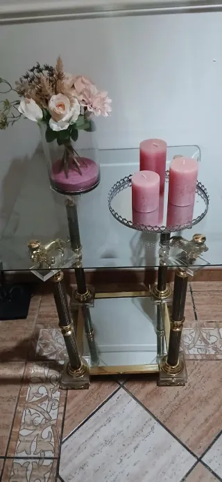 Mesa auxiliar cristal y metal dorado