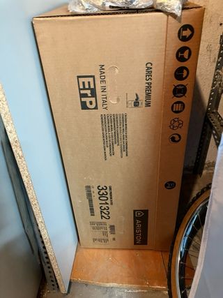 Caldera Ariston 3301322 NUEVA y chimenea