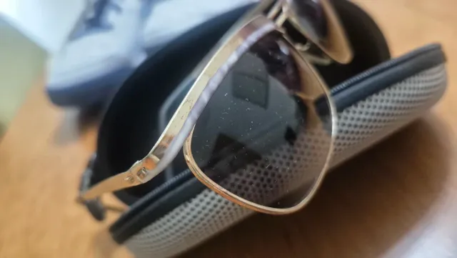 Gafas de sol doradas y negras