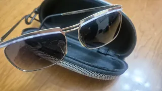 Gafas de sol doradas y negras