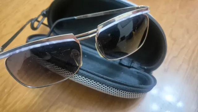 Gafas de sol doradas y negras