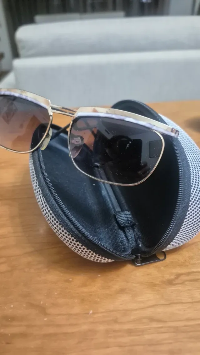 Gafas de sol doradas y negras