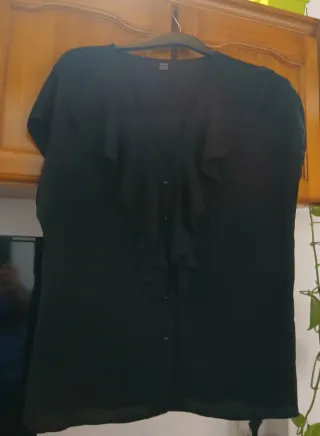 Camisa SHEIN negra con volantes