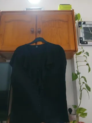 Camisa SHEIN negra con volantes