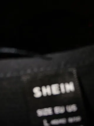 Camisa SHEIN negra con volantes