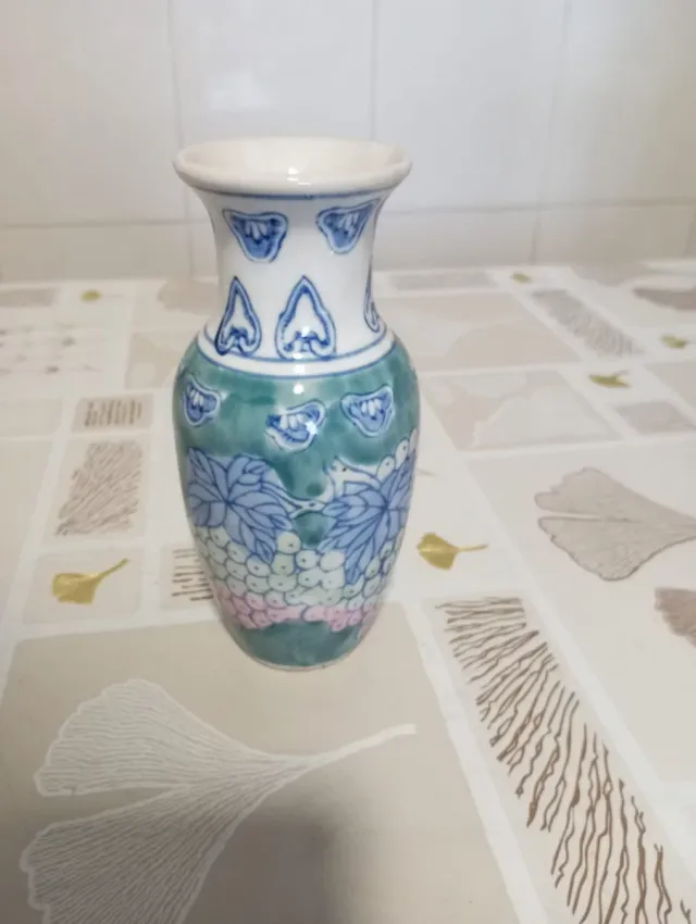 Piccolo vaso di ceramica decorato
