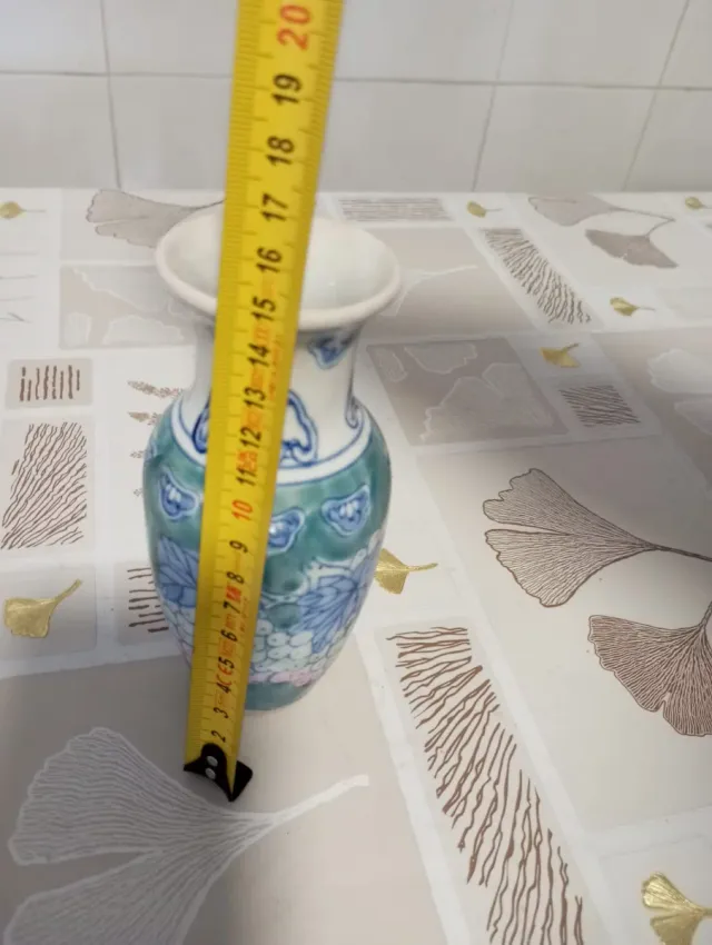 Piccolo vaso di ceramica decorato