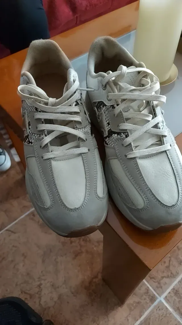 Zapatillas beige y grises