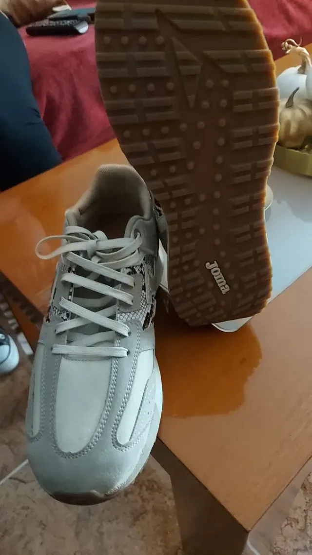 Zapatillas beige y grises