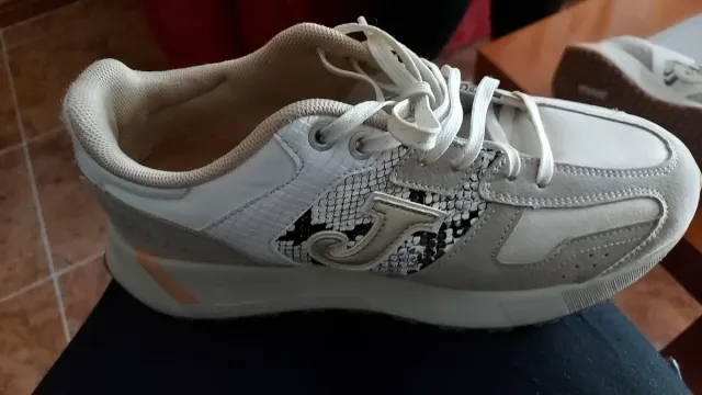 Zapatillas beige y grises