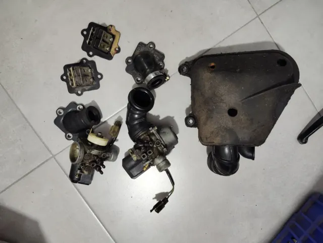 Carburador, caja láminas y filtro moto