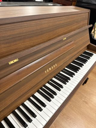 Piano Vertical Yamaha Marrón