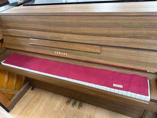 Piano Vertical Yamaha Marrón