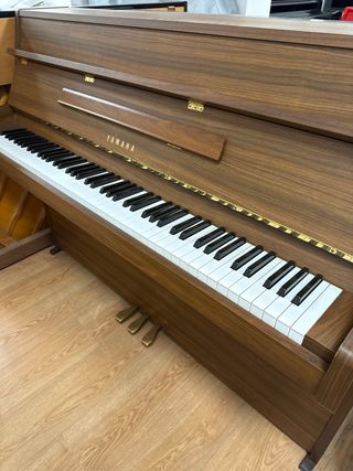 Piano Vertical Yamaha Marrón