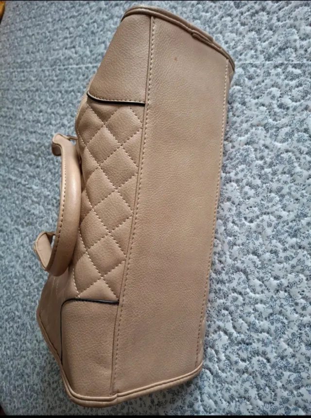 Bolso de mano beige acolchado
