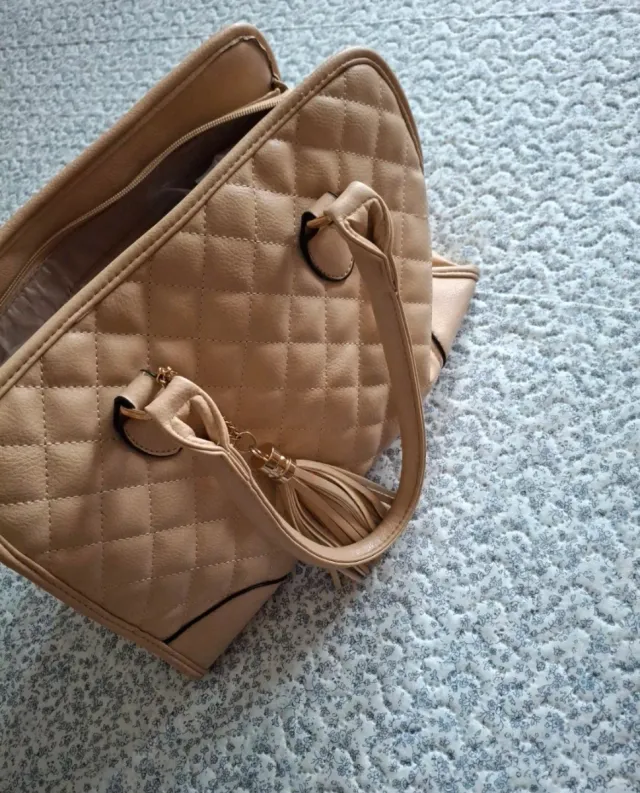 Bolso de mano beige acolchado