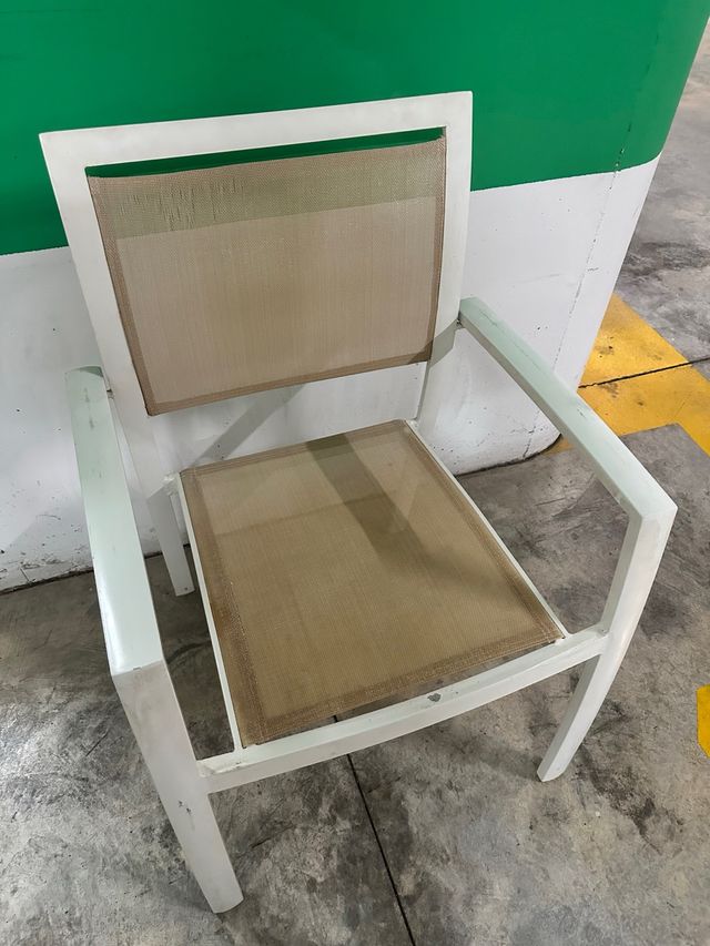 Silla de exterior blanca y beige