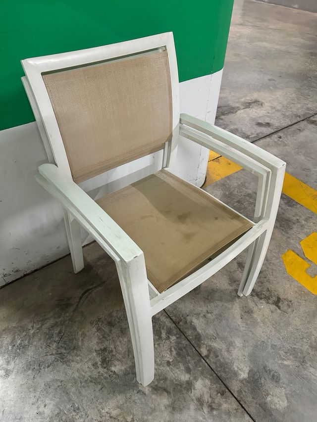 Silla de exterior blanca y beige