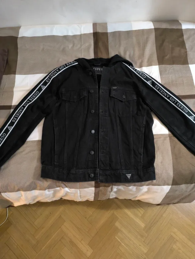 Chaqueta vaquera Guess negra con capucha.
