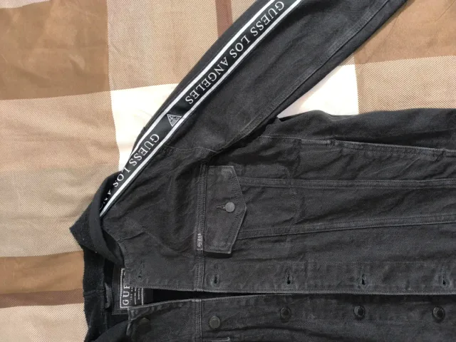 Chaqueta vaquera Guess negra con capucha.