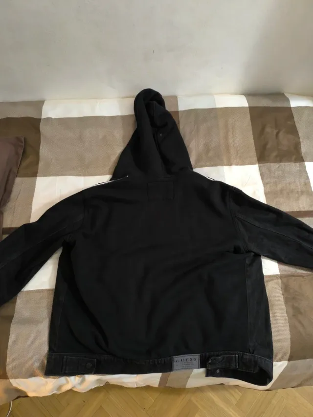 Chaqueta vaquera Guess negra con capucha.