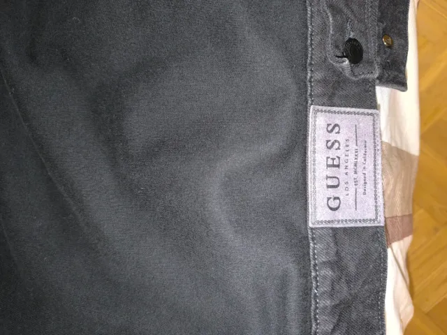 Chaqueta vaquera Guess negra con capucha.