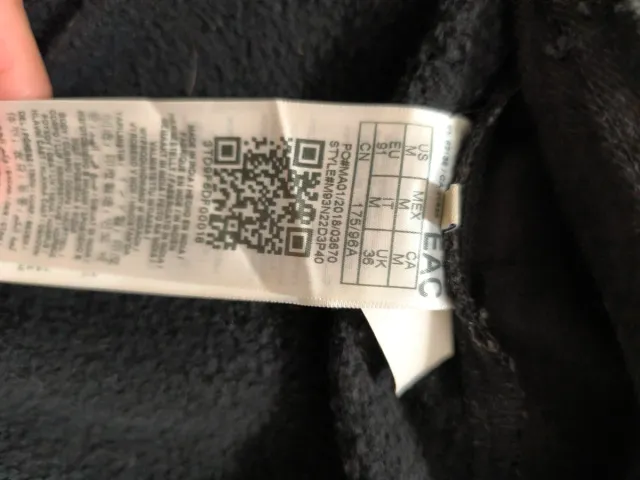 Chaqueta vaquera Guess negra con capucha.