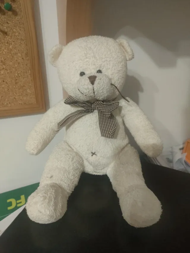 Oso de peluche blanco con pajarita