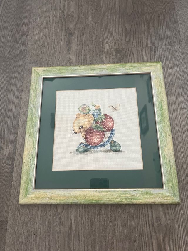 Cuadro punto de cruz - Ratita con fresas