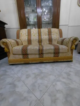 Divano 2 posti con dettagli oro