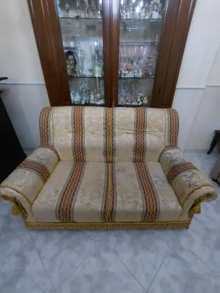 Divano 2 posti con dettagli oro