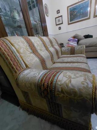 Divano 2 posti con dettagli oro