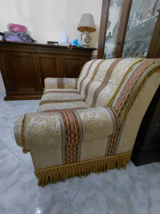 Divano 2 posti con dettagli oro