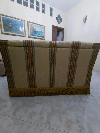 Divano 2 posti con dettagli oro