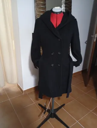 Abrigo de lana negro con capucha