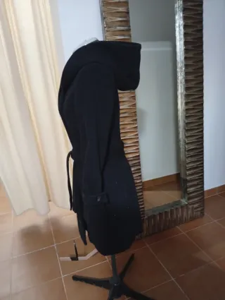 Abrigo de lana negro con capucha