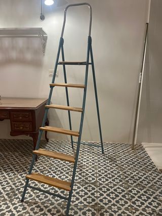 Escalera vintage de madera y metal de los 80