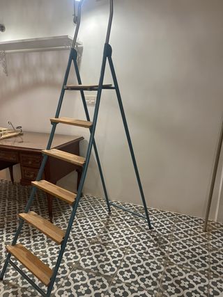 Escalera vintage de madera y metal de los 80