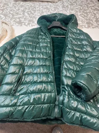 Chaquetón verde acolchado con forro de pelo