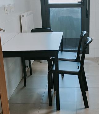 Mesa y 3 Sillas Cocina Negras y Blancas