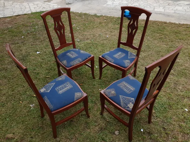 Juego de 4 sillas de madera
