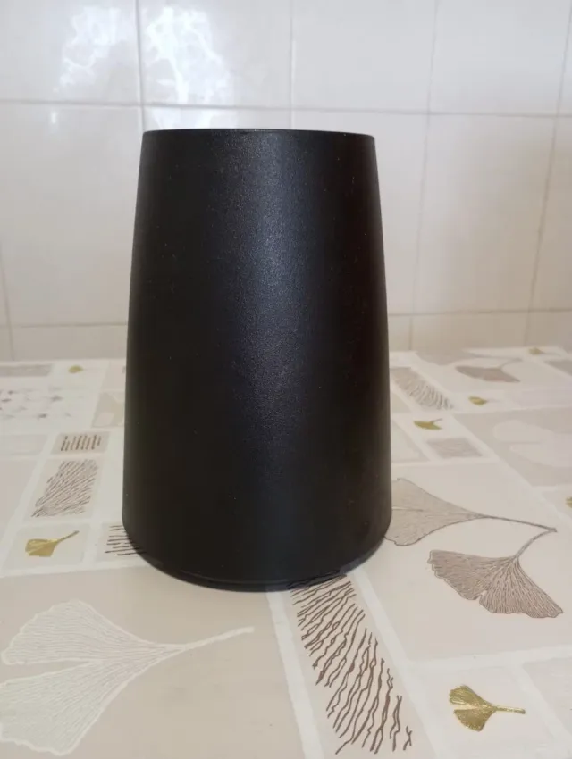 Vaso di plastica nero di medie dimensioni