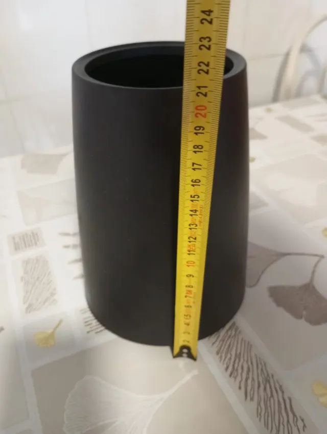 Vaso di plastica nero di medie dimensioni