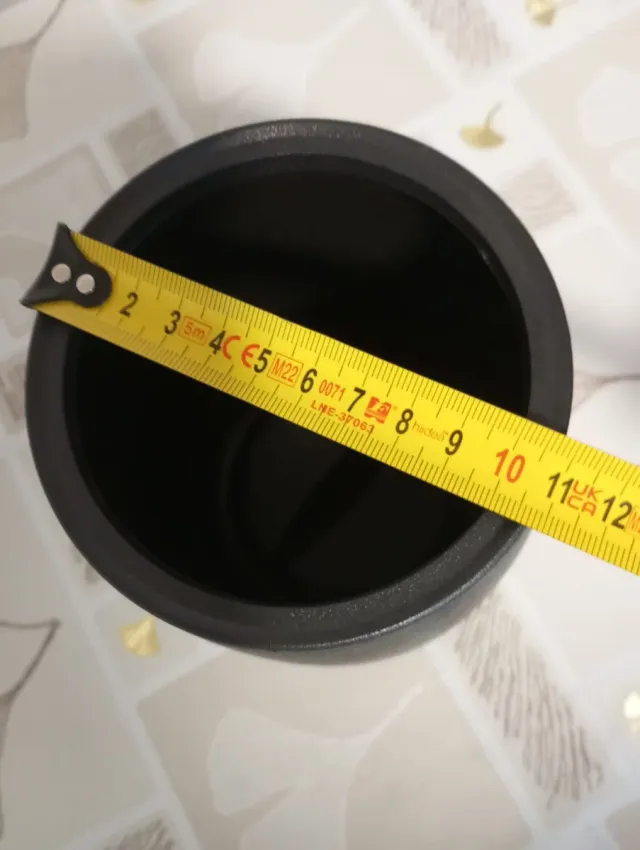 Vaso di plastica nero di medie dimensioni