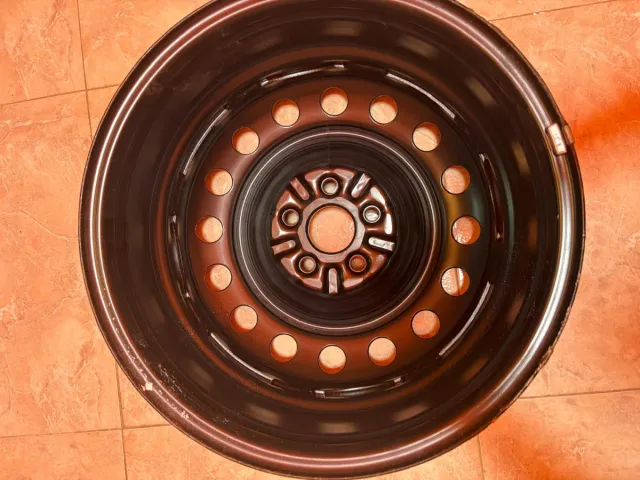 4 Llantas Toyota Avensis con tapacubos